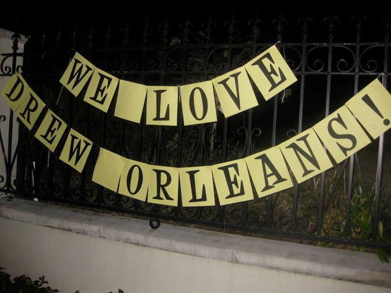 Illustration for article titled Enraptured Saints Fans Decorate Drew Brees' Home With 'Thank You' Shrine